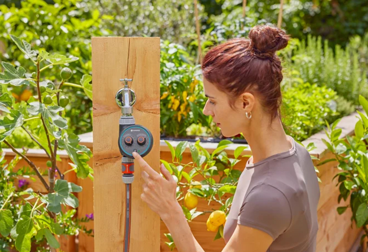 Απεικονίζεται γυναίκα να επιλέγει τη λειτουργία χρονοκαθυστέρησης.